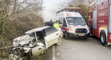 Sakarya'da otomobil hurdaya döndü, anne ve oğlu hayatını kaybetti