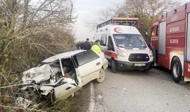 Sakarya'da otomobil hurdaya döndü, anne ve oğlu hayatını kaybetti