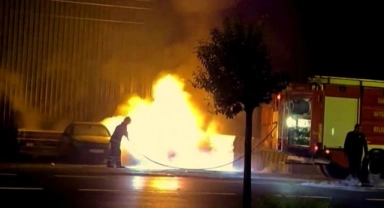 Sakarya'da park halindeki otomobilin kontağını çevirince alev topuna döndü! 2 yaralı