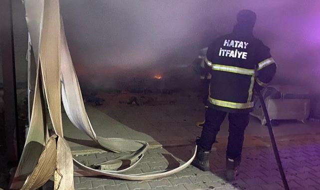 Samandağ’da metruk iş yeri alev aldı