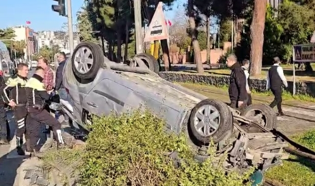 Samsun'da otomobil tramvay yoluna devrildi