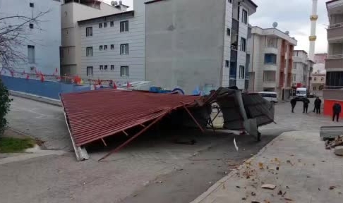 Samsun'da şiddetli lodostan çatılar uçtu