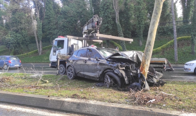 Sarıyer’de 2 otomobile vurduktan sonra ağaca çarptı: 2 yaralı