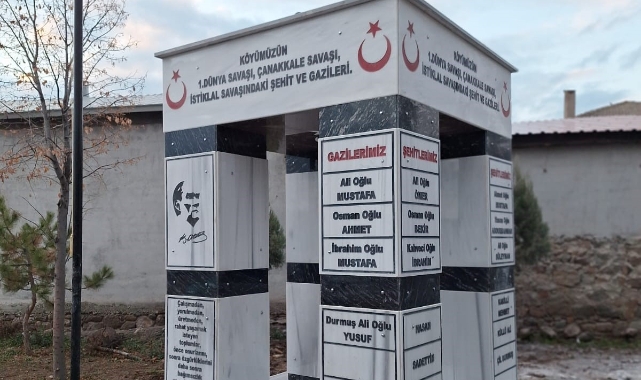 Şehit dedelerinin izini sürüp anıt yaptırdı