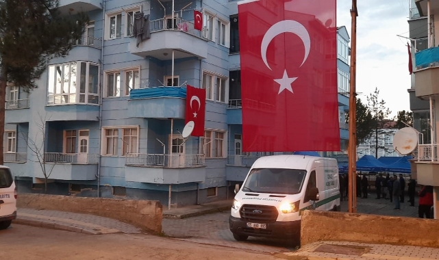 Şehit teğmenin baba evine Türk bayrağı asıldı