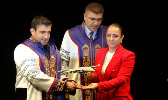 Selçuk Bayraktar'a iki üniversiteden fahri doktora unvanı