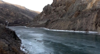 Sibirya soğukları Çoruh Nehri'ni vurdu