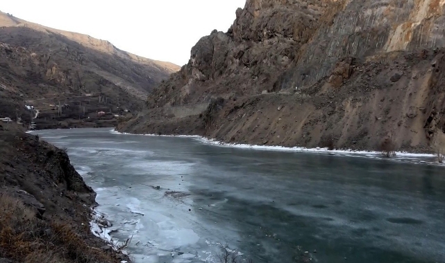 Sibirya soğukları Çoruh Nehri'ni vurdu