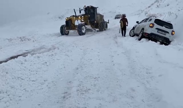 Siirt'te karın kapattığı yollar açıldı