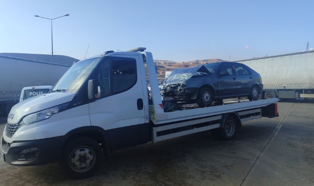Siirt'te otomobil jandarma minibüsüne çarptı