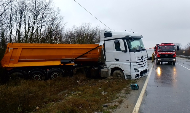 Silivri'de 2 kamyon kafa kafaya çarpıştı!