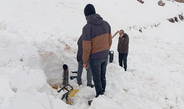 Şırnak'ta çığ düştü, kepçe operatörü karın altında kaldı!