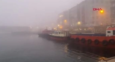 Sis Çanakkale Boğazı'nda gemi trafiğini durdurdu