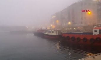 Sis Çanakkale Boğazı'nda gemi trafiğini durdurdu