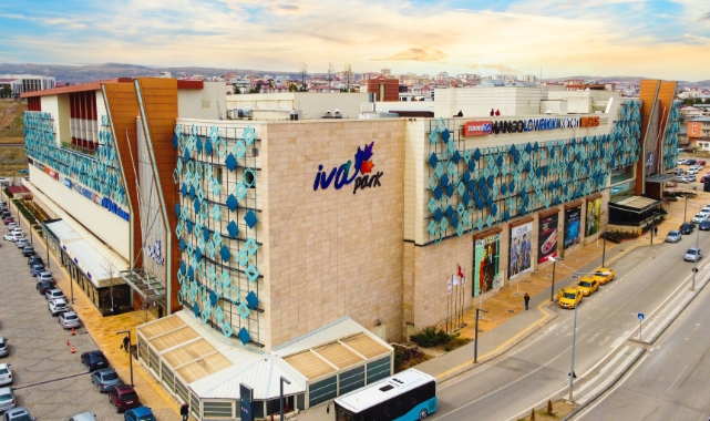 Sivas’ta AVM’de karşılaştığı eski eşini bıçakladı