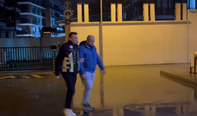Sokak ortasında aracıyla 'lastik yaktı'