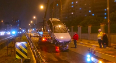 Sultanbeyli'de araç dereye uçtu: 5 yaralı