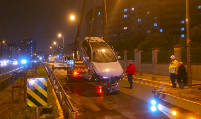 Sultanbeyli'de araç dereye uçtu: 5 yaralı