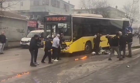 Sultanbeyli’de İETT otobüsüne çarpan motosiklet alev aldı