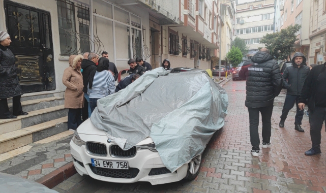 Sultangazi'de üzerine çakıldığı otomobilin cam tavanı kırılınca içine düştü