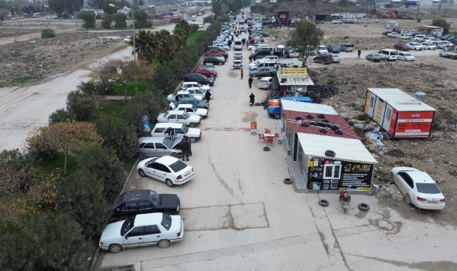 Suriyeliler, araçlarını satmak için araba pazarına akın etti!