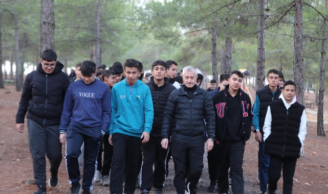 Tahmazoğlu gençlerle yürüyüş yaptı