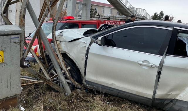 Tatvan'da otomobil direğe çarptı: 1 yaralı