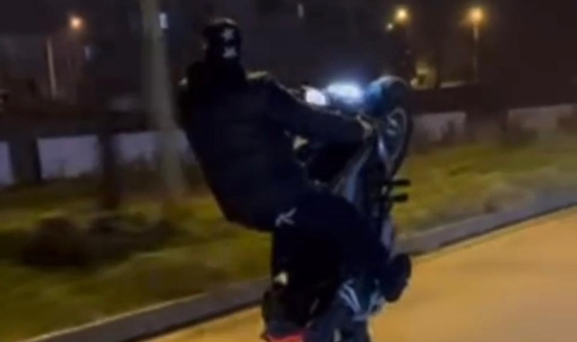 Tek tekerlek üzerinde giden motosikletliye 1788 lira ceza!