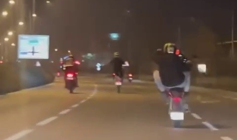 Tek tekerlek üzerinde ilerleyen motosikletli tehlike saçtı!