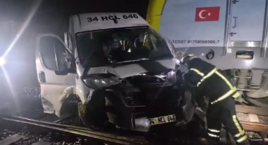 Tekirdağ'da yük treni ile servis minibüsü çarpıştı: 4 yaralı
