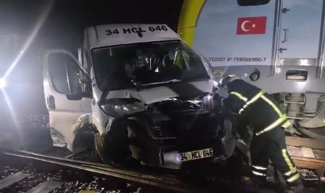 Tekirdağ'da yük treni ile servis minibüsü çarpıştı: 4 yaralı