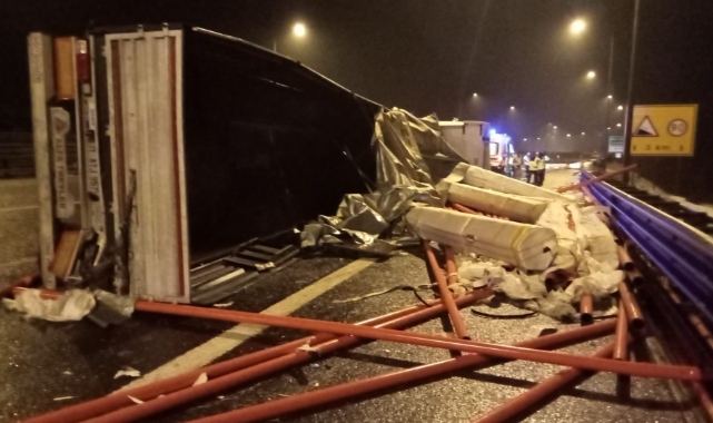 TEM'de devrilen tırın dorsesindeki malzemeler yola saçıldı