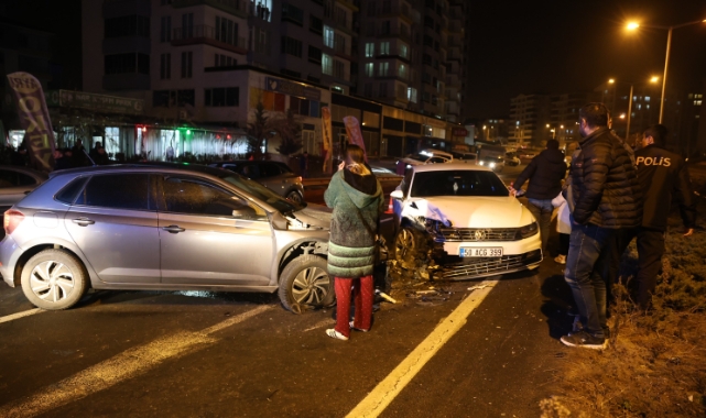 Ters şeritten gelen araç kırmızı ışıkta bekleyen otomobile çarptı