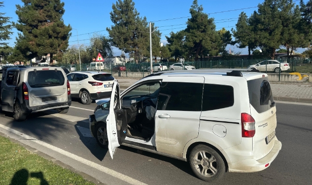 Ticari araçlar çarpıştı