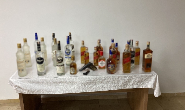 Tokat'ta araçta yapılan aramada çok sayıda kaçak içki ele geçirildi