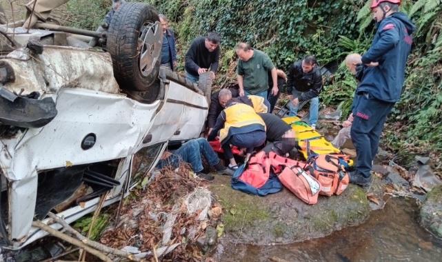 Trabzon'da otomobil dereye uçtu: 2 yaralı