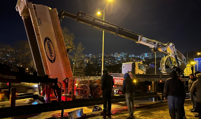 Trabzon'da seyir halindeki kamyon damperi tabelaya çarptı