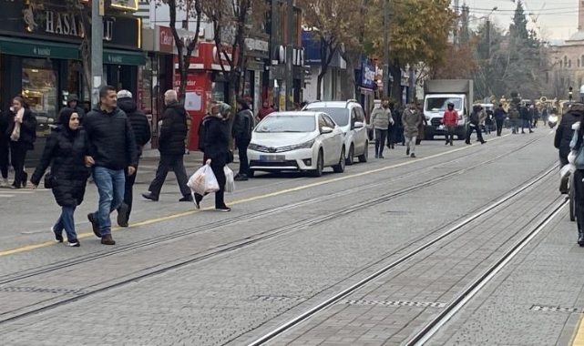 Trafiğe kapalı caddeyi otopark gibi kullanıyorlar