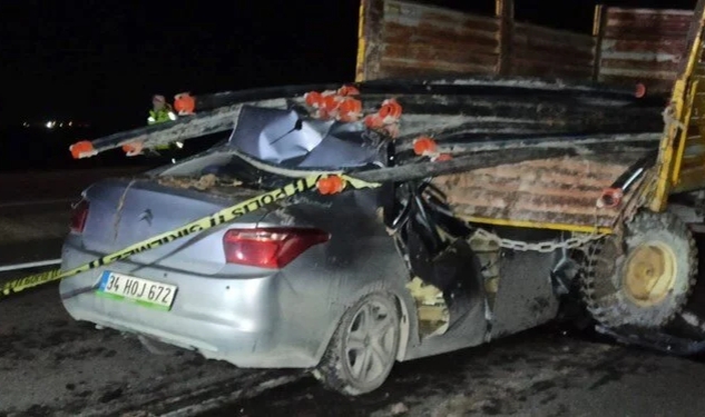 Traktör römorkuna çarpan otomobilin sürücüsü öldü