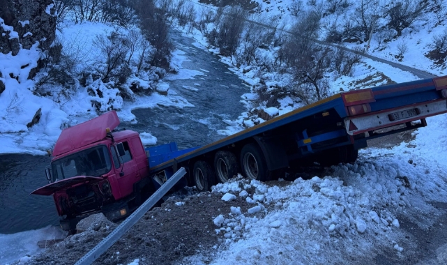 Tunceli’de tır dereye uçtu