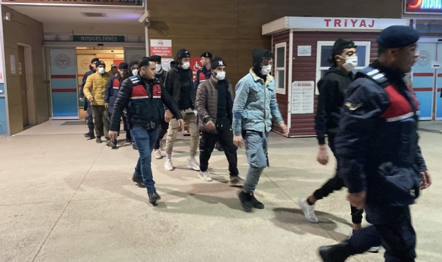 Ülkeye kaçak yollarla giren 13 göçmen, jandarma ekipleri tarafından yakalandı