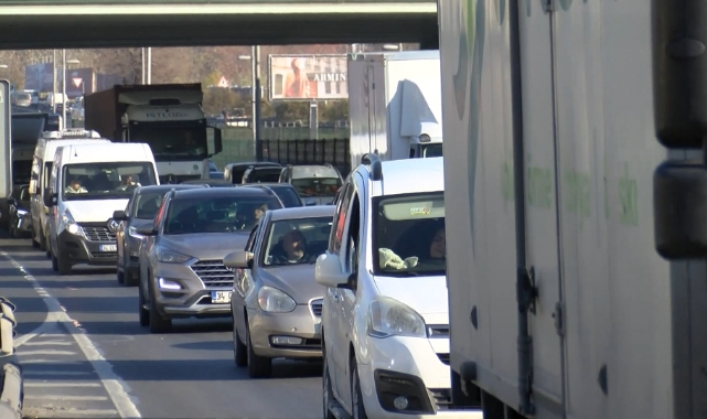 Üst geçitten geçemeyen tır trafiği tıkadı