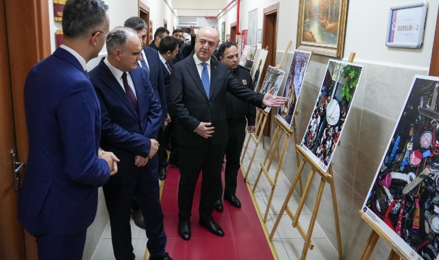 Vali Özkan, Özgürlüğün Renkleri sergisini açtı