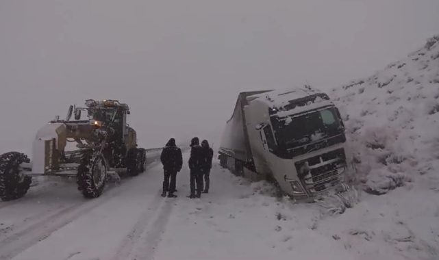 Van'da kar yağışı trafik kazalarına neden oldu, yol saatlerce ulaşıma kapandı