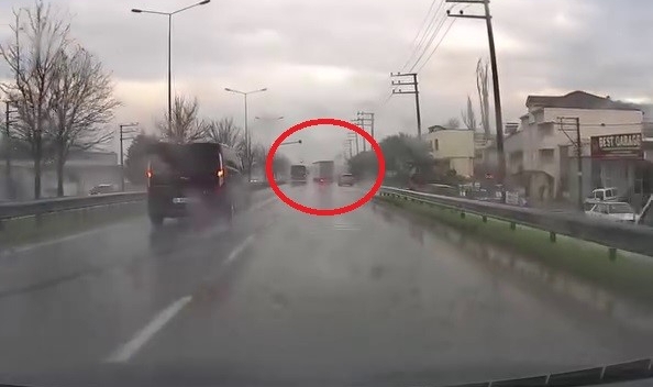 Yağmur tırın dorsesini kaydırdı