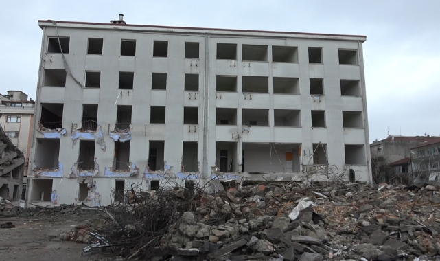 Yalova'da valilik binasının yıkımı devam ediyor