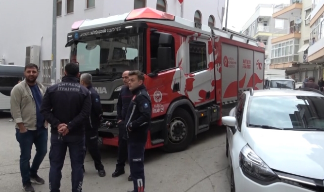 Yangına giden itfaiye ekiplerinin dar sokaklardaki park çilesi