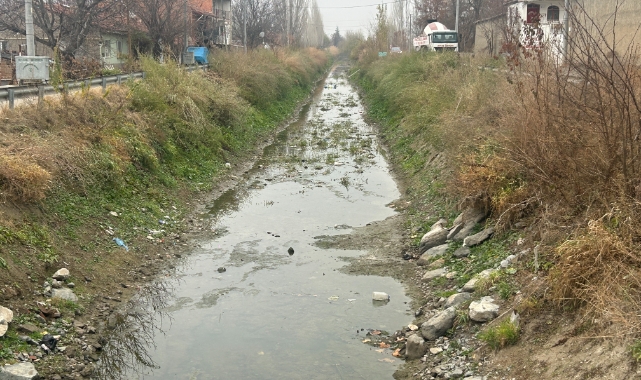 Yeşiltepe’de kanal çöplükten geçilmiyor