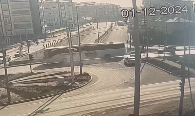 Yolcu otobüsü kırmızı ışıkta bekleyen iki araca çarptı: 1 yaralı