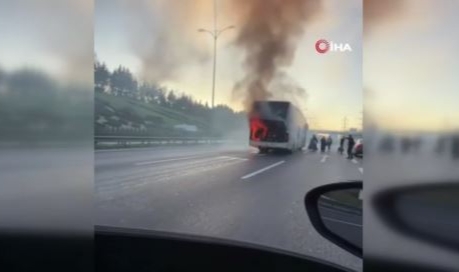 Yolcu otobüsü seyir halindeyken alev aldı!